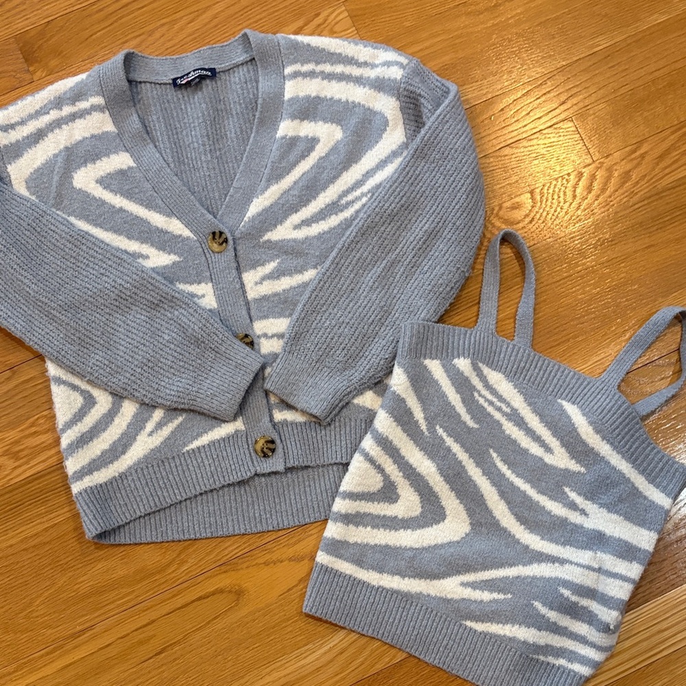 Freshman 1996 Light blue/greyish White Girl’s Sweater Set